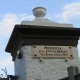 La masseria, come recita una scritta posta su una delle colonne dell�ingresso, era di propriet� del cavalier Francesco Albergo, ormai defunto